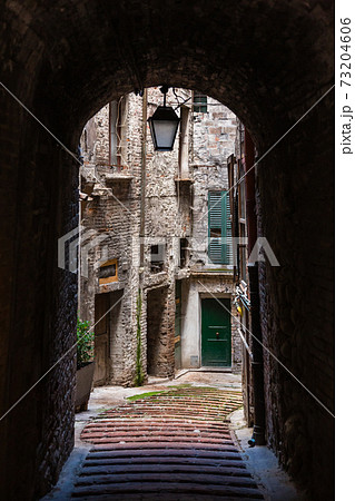 イタリア ペルージャの路地裏の写真素材