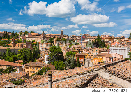 イタリア ペルージャの丘に広がる民家 イタリア ペルージャの丘に広がる民家 73204621
