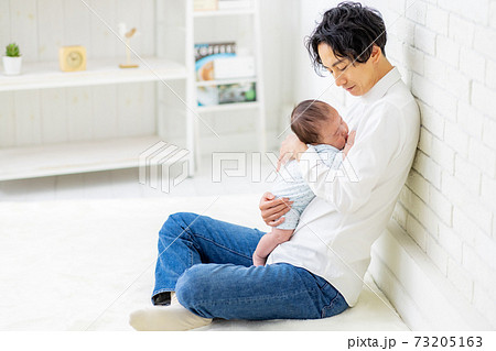 イクメン 男性 赤ちゃん イクメン 男性 赤ちゃん 73205163
