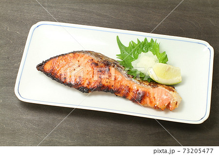 焼き魚、こんがり焼けた銀鮭の塩麹焼き 焼き魚、こんがり焼けた銀鮭の塩麹焼き 73205477