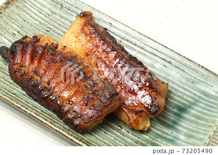 焼き魚、かすべ、こんがり焼けたカスベのみそ漬け焼き 焼き魚、かすべ、こんがり焼けたカスベのみそ漬け焼き 73205490