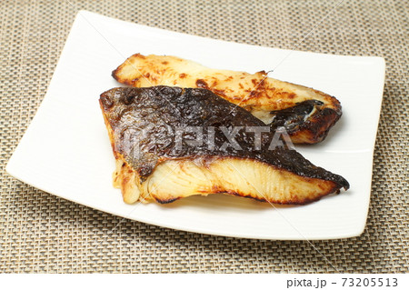 焼き魚、こんがり焼けた銀だらの粕漬け焼き 73205513
