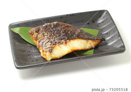 焼き魚、こんがり焼けた銀だらの粕漬け焼き 73205518