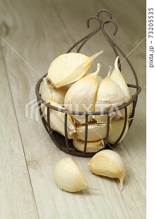 ほぐした六片のにんにく、小さくてかわいいワイヤーかご入り 73205535