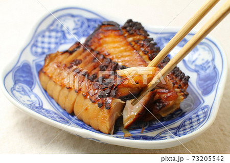 焼き魚、カスベ、こんがり焼けたカスベのみそ漬け焼き 焼き魚、カスベ、こんがり焼けたカスベのみそ漬け焼き 73205542