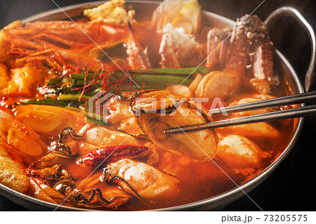 韓国料理チゲ　typical Korean seafood hot pot (Jjigae) 73205575