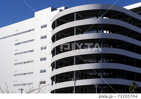 螺旋状のランプウェイのある倉庫 73205704