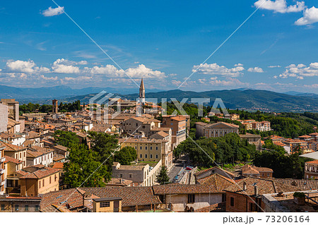 イタリア　ペルージャのサン・ピエトロ教会 73206164