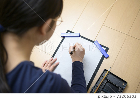 書き初めをする中学生 書き初めをする中学生 73206303