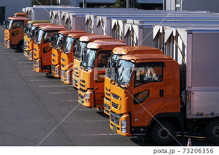 駐車場に並んだ大型トラック 駐車場に並んだ大型トラック 73206356