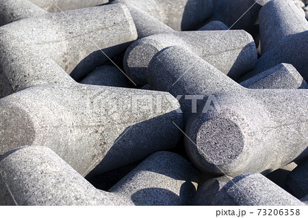 積み重なったテトラポッド 73206358