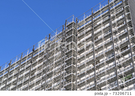 大規模修繕工事中の足場を組んだマンション 大規模修繕工事中の足場を組んだマンション 73206711