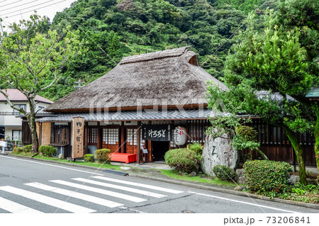歴史ある東海道五十三次丸子宿のとろろ汁屋 73206841