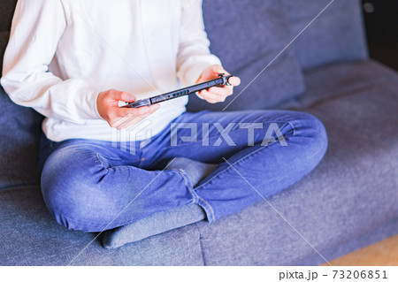 ゲーム　コントローラで遊ぶティーンエイジャー　【eスポーツ】 73206851