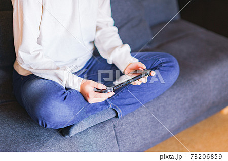 ゲーム　コントローラで遊ぶティーンエイジャー　【eスポーツ】 73206859