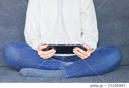 ゲーム コントローラで遊ぶティーンエイジャー 【eスポーツ】 ゲーム コントローラで遊ぶティーンエイジャー 【eスポーツ】 73206865
