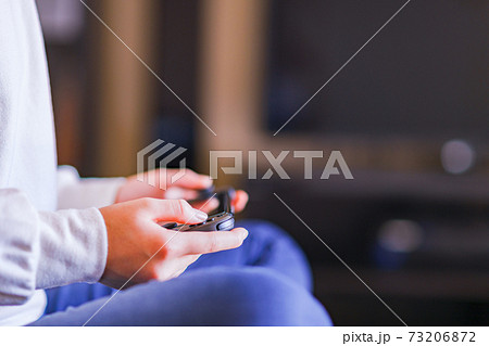 ゲーム コントローラで遊ぶティーンエイジャー 【eスポーツ】 ゲーム コントローラで遊ぶティーンエイジャー 【eスポーツ】 73206872