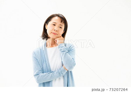 悩むシニア女性 悩むシニア女性 73207264