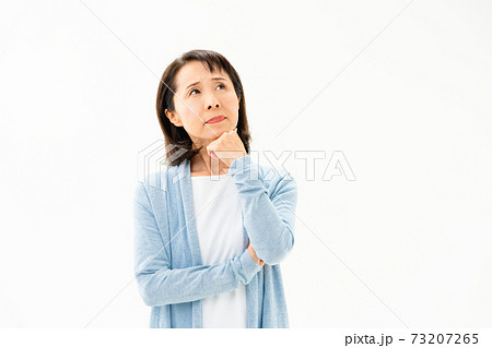 悩むシニア女性 73207265