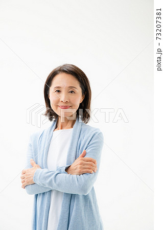 笑顔のシニア女性 73207381