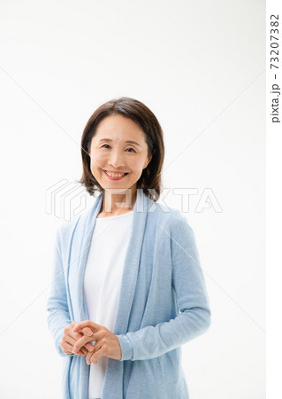 笑顔のシニア女性 笑顔のシニア女性 73207382