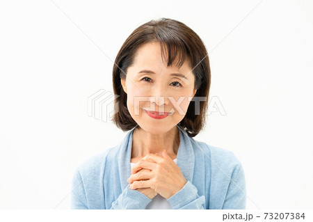 笑顔のシニア女性 笑顔のシニア女性 73207384