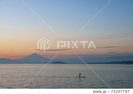 海の散歩を楽しむ人々 海の散歩を楽しむ人々 73207797