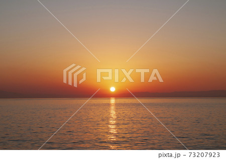 沈みゆく太陽 夕日に染まる葉山海岸 沈みゆく太陽 夕日に染まる葉山海岸 73207923