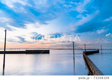 千葉県木更津市 牛込海岸の海中電柱の夕景 千葉県木更津市 牛込海岸の海中電柱の夕景 73208109