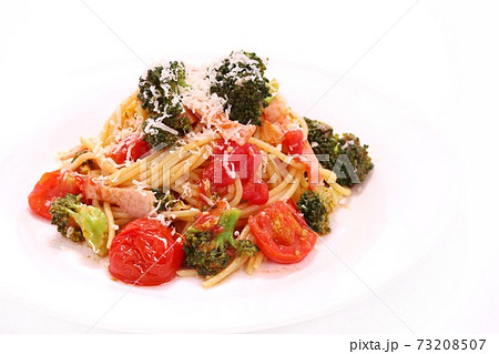 ブロッコリーとベーコンのパスタ トマトソース 明るい背景 ブロッコリーとベーコンのパスタ トマトソース 明るい背景 73208507