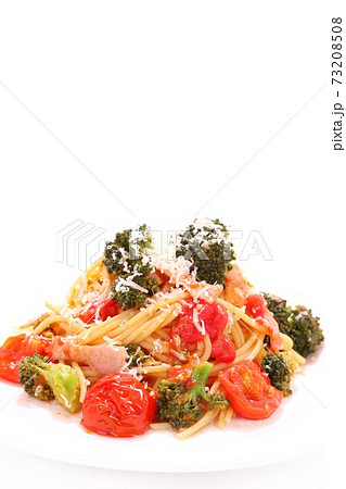 ブロッコリーとベーコンのパスタ トマトソース 明るい背景 ブロッコリーとベーコンのパスタ トマトソース 明るい背景 73208508