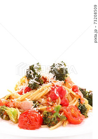 ブロッコリーとベーコンのパスタ トマトソース 明るい背景 ブロッコリーとベーコンのパスタ トマトソース 明るい背景 73208509