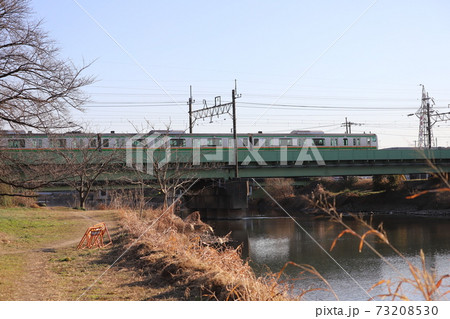 埼玉県元荒川にかかる鉄橋を走行する通勤電車 埼玉県元荒川にかかる鉄橋を走行する通勤電車 73208530