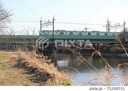 埼玉県元荒川にかかる鉄橋を走行する通勤電車 埼玉県元荒川にかかる鉄橋を走行する通勤電車 73208531