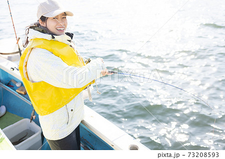 海釣りを楽しむかわいい女性の写真素材