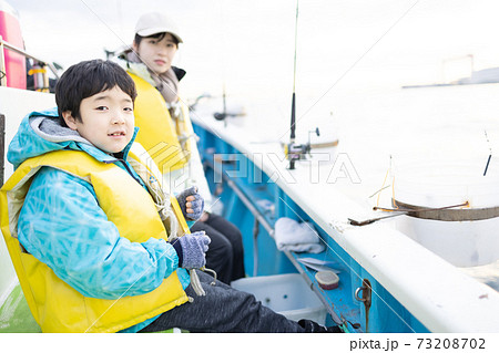 海釣りを楽しむ家族の写真素材