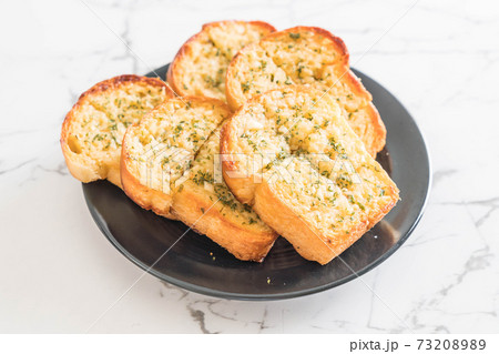garlic bread on plate 73208989
