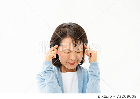 疲れ　シニア女性 73209608