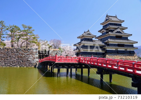 青空に映える信州 松本城 青空に映える信州 松本城 73210319