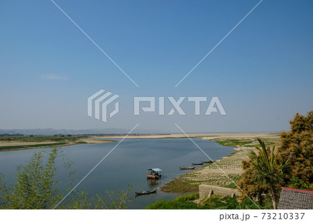 世界遺産の街ミャンマーのバガンから見えるエーヤワディー川の写真素材