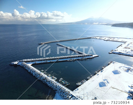 冬の北海道森町で朝の蛯谷漁港の雪景色を空撮 冬の北海道森町で朝の蛯谷漁港の雪景色を空撮 73210934