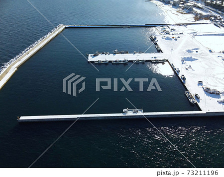 冬の北海道森町で朝の鷲ノ木漁港の雪景色を空撮 冬の北海道森町で朝の鷲ノ木漁港の雪景色を空撮 73211196