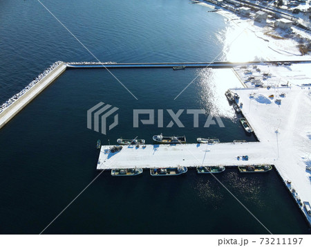 冬の北海道森町で朝の鷲ノ木漁港の雪景色を空撮 冬の北海道森町で朝の鷲ノ木漁港の雪景色を空撮 73211197