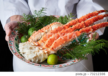 ボイルたらばがにを手に持つ板前 ボイルたらばがにを手に持つ板前 73212306