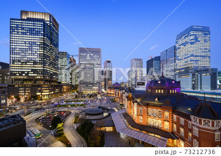 都市風景　ライトアップされた駅舎が美しい東京駅周辺の夕景　東京都千代田区丸の内 73212736
