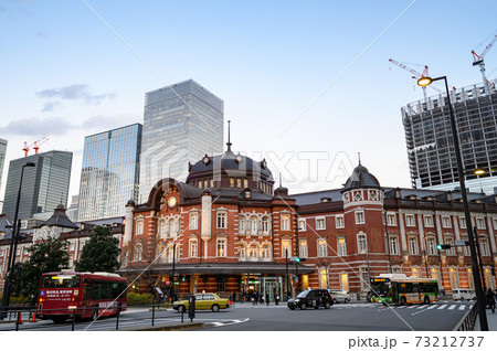 都市風景　高層ビル群と赤レンガのデザインが美しい東京駅舎南口前　東京都千代田区丸の内 73212737