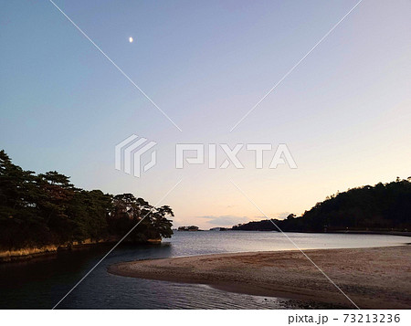 雄島を渡る渡月橋からみた夕焼け 73213236