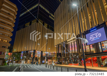 都市夜景　モダンなデザインが印象的な池袋ハレスタ　東京都豊島区 73213485