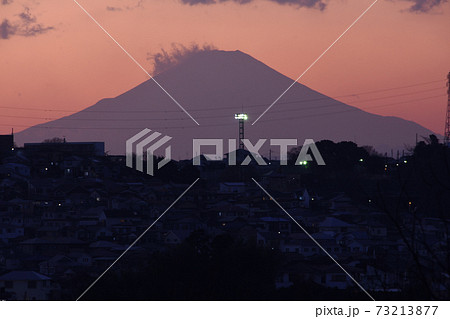 弘明寺公園から見た夕焼けと富士山のシルエット 弘明寺公園から見た夕焼けと富士山のシルエット 73213877
