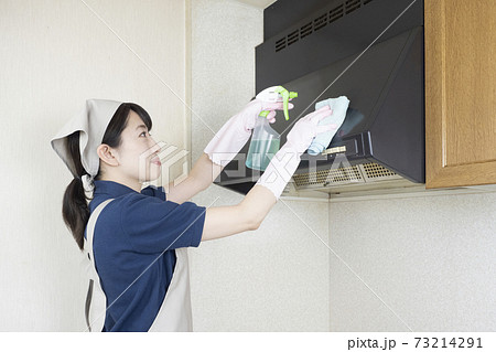 換気扇カバーの掃除をするハウスクリーニング の女性 73214291
